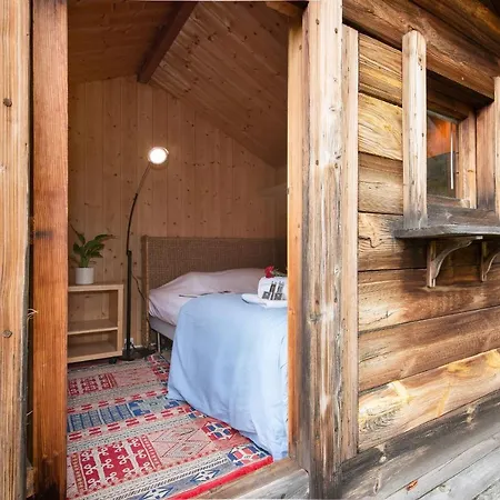 Domek alpejski Les Bossons Chalet Sleeps 6 *
