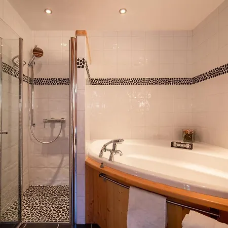 Domek alpejski Les Bossons Chalet Sleeps 6