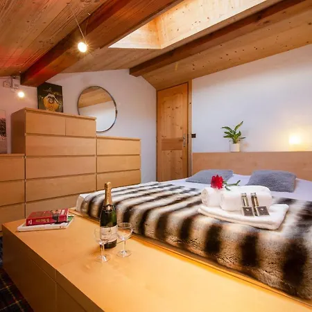 Domek alpejski Les Bossons Chalet Sleeps 6 *