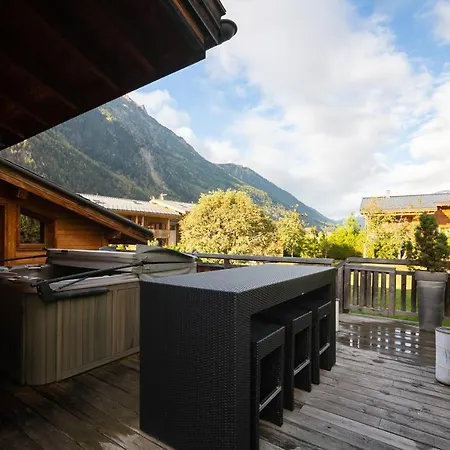 Domek alpejski Les Bossons Chalet Sleeps 6 *